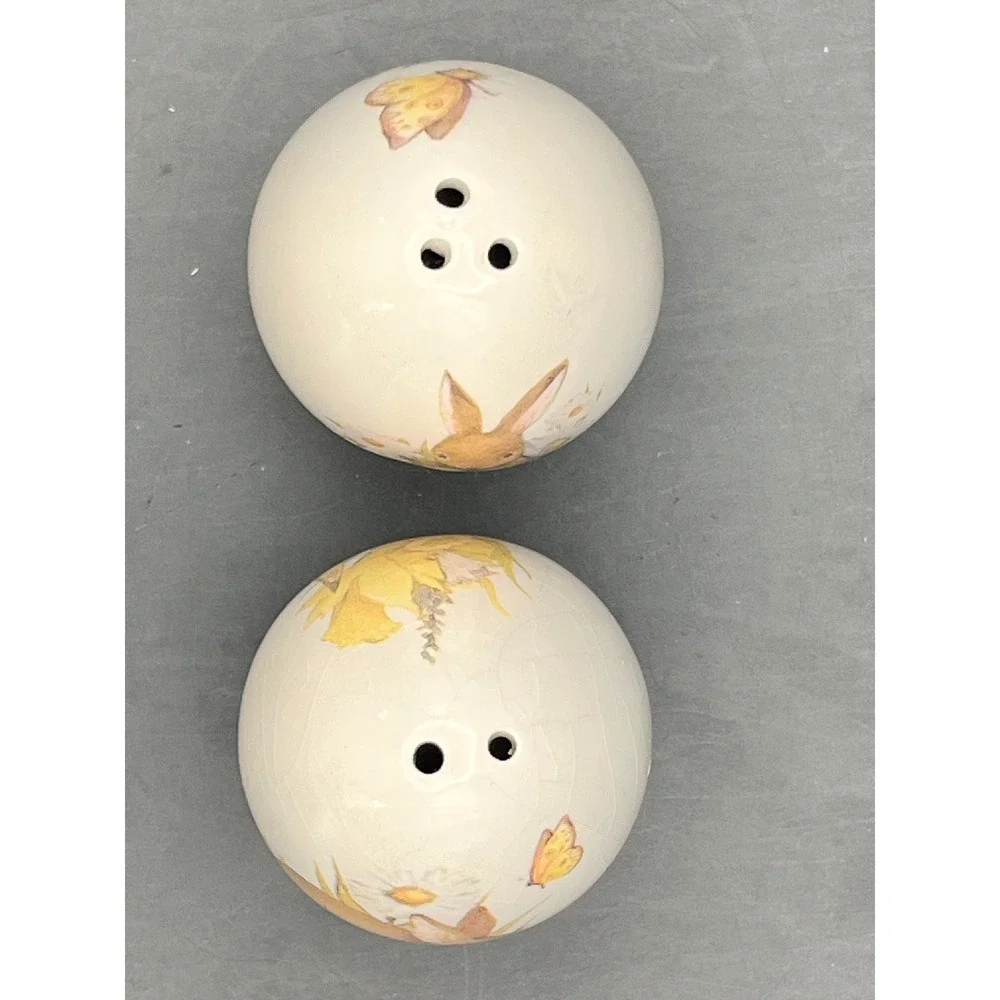 Vtg Easter Bunny‎ Rabbit Egg-Shaped Salt & Pepper Shaker Set White Floral 2.25